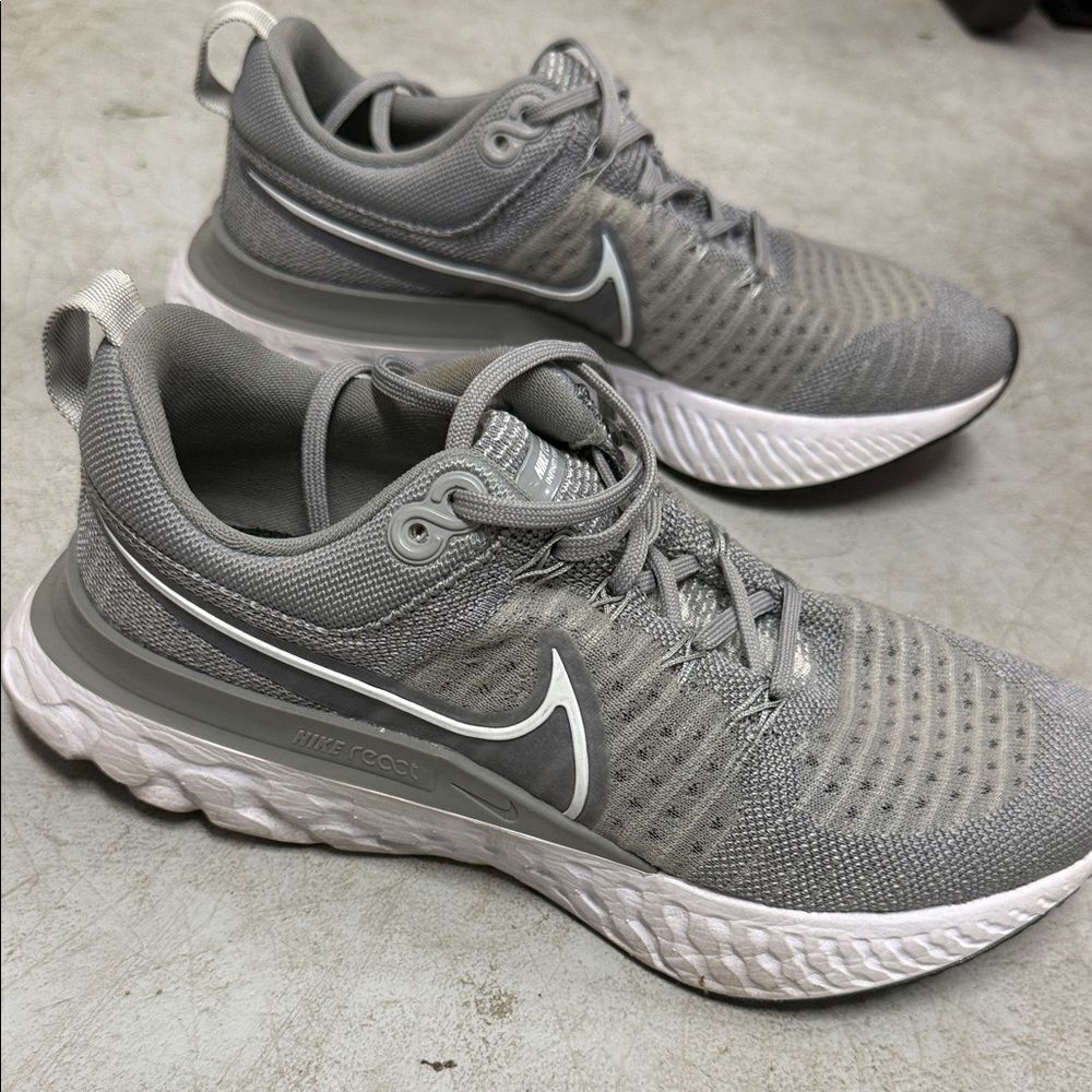 Nike Gray Athletic Sneakers Womens 8 - LIKE NEW - Super Comfortable Shoe